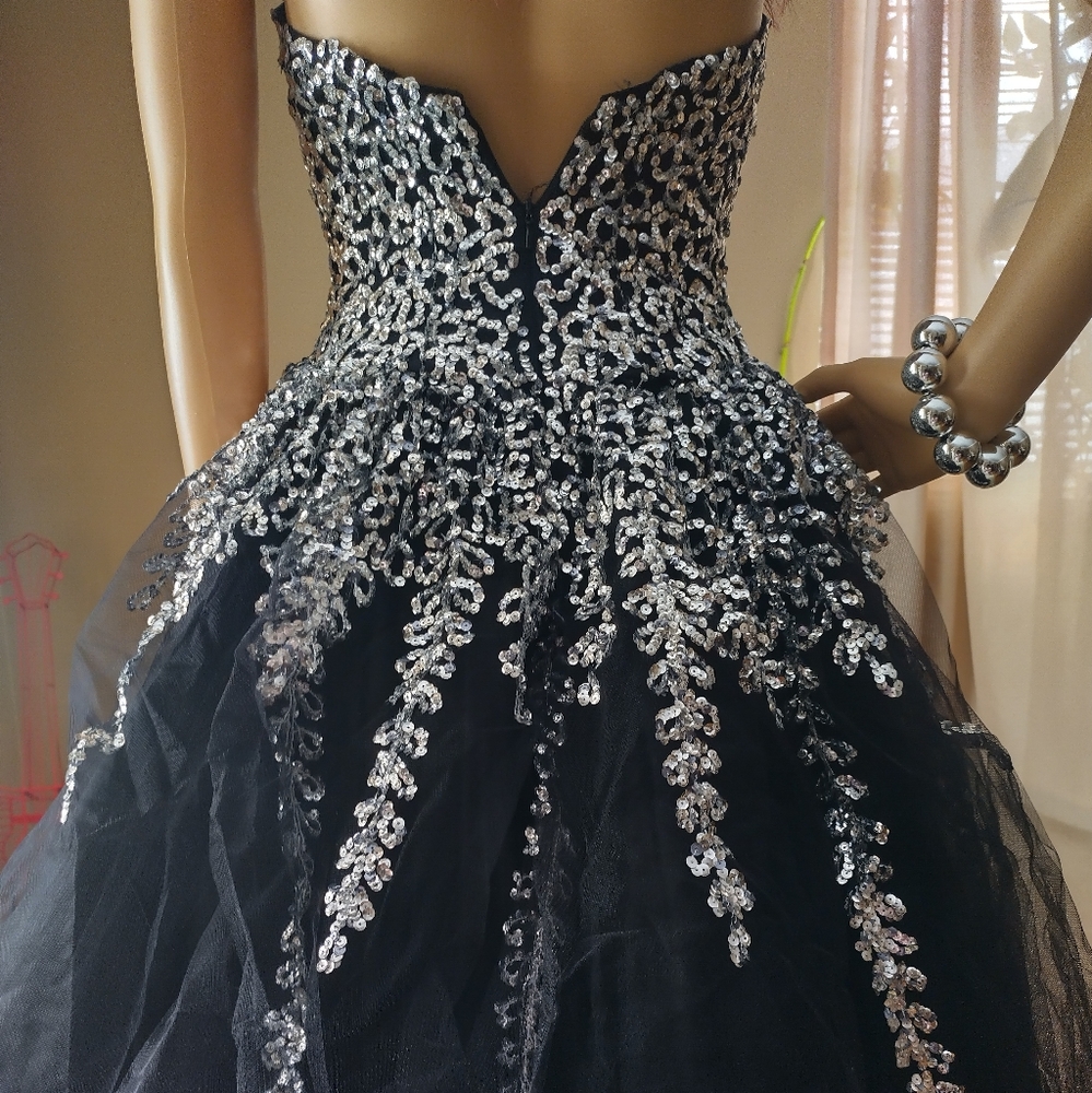 Dress - Picture 7 of 9
